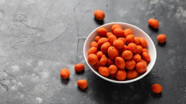 Çıtır biberli, limonlu fıstıklı atıştırmalıklar kasede. Lezzetli yemek..