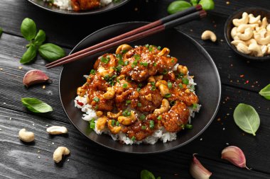 Çıtır kaju tavuğu pilavla kızartılmış. Asya yemeği götürmüş..