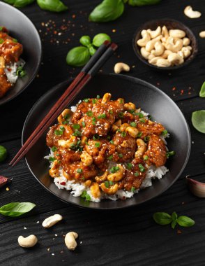 Çıtır kaju tavuğu pilavla kızartılmış. Asya yemeği götürmüş..