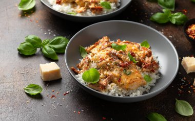 Benimle evlen Tavuk. Kremalı sarımsaklı güneşte kurutulmuş domates tavuğu ve pilav. Sağlıklı yemek..