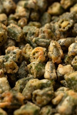 Bitki ve baharatlı ev yapımı kızarmış bamya.