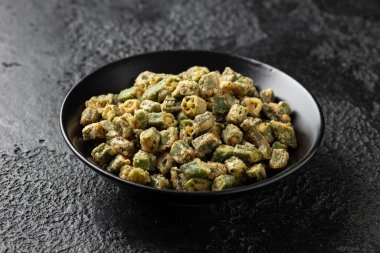 Bitki ve baharatlı ev yapımı kızarmış bamya.