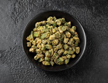 Bitki ve baharatlı ev yapımı kızarmış bamya.