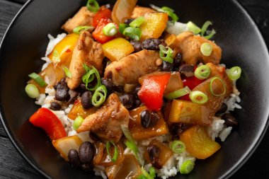 Kızarmış tavuk ve siyah fasulye, sebze ve pilav..