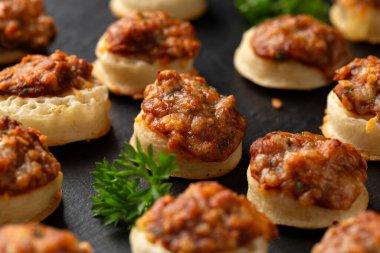 Peynir ve barbekü soslu fasulye. Party Finger yemek konsepti