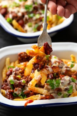 Acılı peynirli patates kızartması üzerine de kıyma ve peynir sosu..