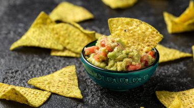 Guacamole soslu Meksika usulü Tortilla Avokado cipsi. Sağlıklı yiyecek.