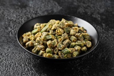 Bitki ve baharatlı ev yapımı kızarmış bamya.