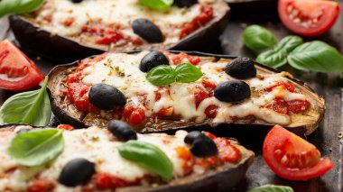 Sağlıklı patlıcan ya da domates soslu patlıcan pizzası, mozzarella peyniri, fesleğen ve zeytin..