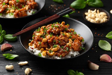 Çıtır kaju tavuğu pilavla kızartılmış. Asya yemeği götürmüş..