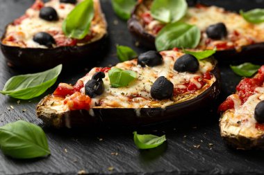 Sağlıklı patlıcan ya da domates soslu patlıcan pizzası, mozzarella peyniri, fesleğen ve zeytin..