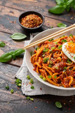 Kızarmış yumurta ve pastırmalı Kimchi Udon Noodle. Kore yemeği.