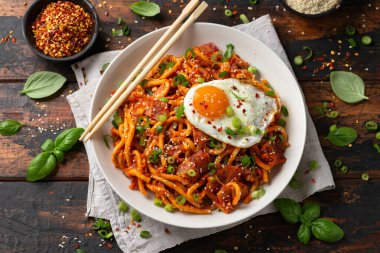 Kızarmış yumurta ve pastırmalı Kimchi Udon Noodle. Kore yemeği.