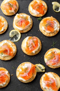 Yumuşak peynirli mini blini krep, soğuk füme somon ve dereotlu..