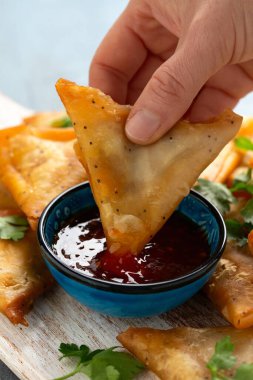 Tatlı biber soslu haşhaşlı sebzeli samosa..