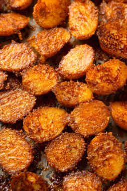 Parmesan kabuklu bebek. Fırında patates..