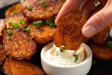 Parmesan kabuklu bebek. Yeni patatesler mayonez sosuyla servis ediliyor..