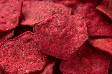 Avokado soslu pancar krakeri..