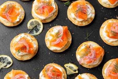 Yumuşak peynirli mini blini krep, soğuk füme somon ve dereotlu..