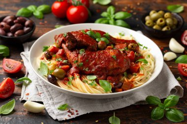 Spagetti, sebze, zeytin ve domatesli Cacciatore Tavuğu.