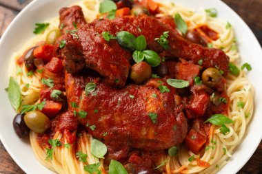 Spagetti, sebze, zeytin ve domatesli Cacciatore Tavuğu.