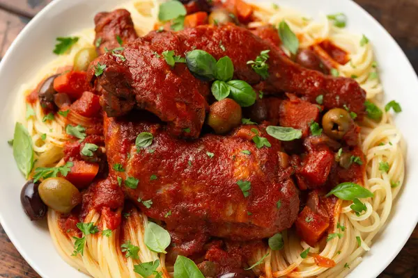 Cacciatore Pollo Con Espaguetis Verduras Aceitunas Tomates Imagen De Stock