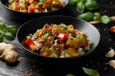 Kızarmış tavuk ve siyah fasulye, sebze ve pilav..