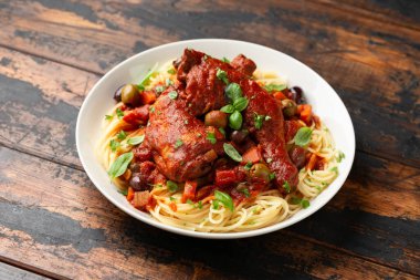 Spagetti, sebze, zeytin ve domatesli Cacciatore Tavuğu.