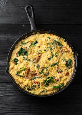 Parmesan peynirli kremalı makarna ve demir tavada kurutulmuş domates sosu..