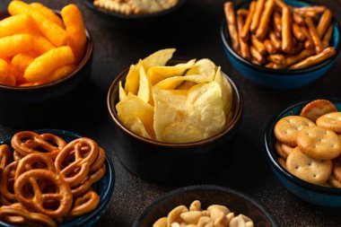 Tuzlu abur cuburlar, patates cipsleri, krakerler, fıstıklı mısır gevrekleri