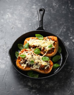 Fırınlanmış tereyağlı kabak içi kıyma, sebze ve peynirle doldurulmuş demir tavada..