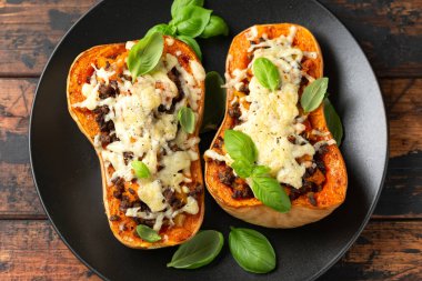 Fırınlanmış Tereyağlı Kabak Kıyma, sebze ve peynirle doldurulmuş.