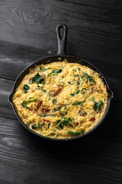 Parmesan peynirli kremalı makarna ve demir tavada kurutulmuş domates sosu..