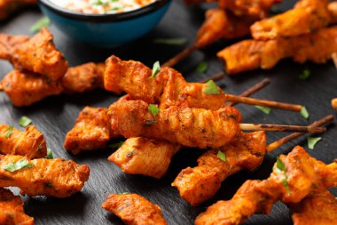 Beyaz soslu, taşra tahtasında ızgara tavuk filetosu..