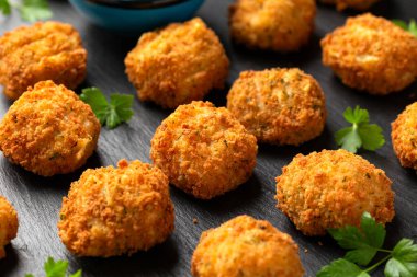 Jambon ve peynirli patates kroketleri..