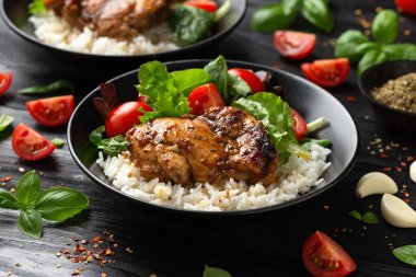 Pirinç ve sebzeli balzamik tavuk butları..