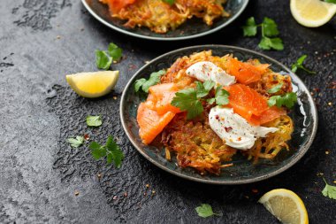 Füme somon ve yumuşak peynirli patates rosti.