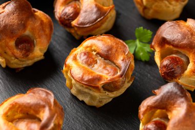 Çukurda mini kurbağa, Yorkshire 'da sosisli fırında sosis..