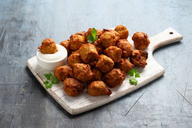 Kızarmış kokulu soğan bhaji, vejetaryen, vejetaryen Hint yemeği..