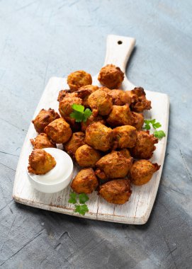 Kızarmış kokulu soğan bhaji, vejetaryen, vejetaryen Hint yemeği..