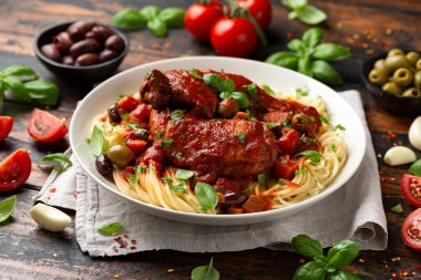 Spagetti, sebze, zeytin ve domatesli Cacciatore Tavuğu.