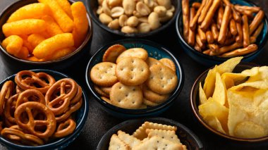 Tuzlu abur cuburlar, patates cipsleri, krakerler, fıstıklı mısır gevrekleri