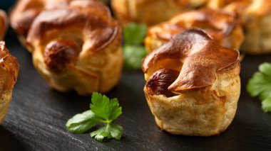 Çukurda mini kurbağa, Yorkshire 'da sosisli fırında sosis..