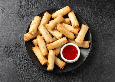 Kızarmış sebzeli börek, acı biber sosu, parti yemeği..