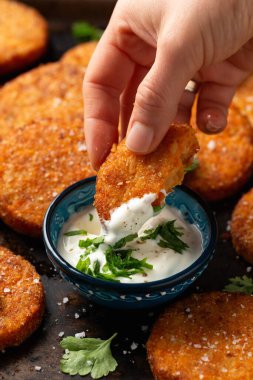 Tatlı patates haşhaş soslu ve otlu.