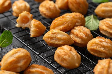 Mini elmalı turtalar tarçın şekeriyle ısırılır..