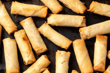 Kızarmış sebzeli börek, acı biber sosu, parti yemeği..