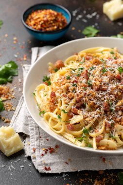 Kızarmış ekmek kırıntıları, pastırma ve parmesan peynirli spagetti.