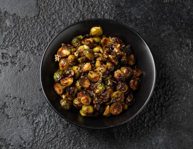 Parmesan peyniri ve sarımsaklı Brüksel lahanası..