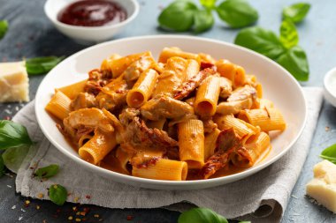 Tavuk, kurutulmuş domates ve pekorino peynirli Gochujang Makarnası